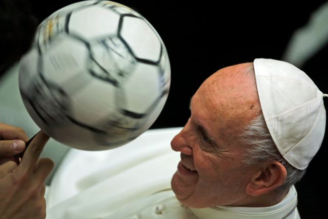 Jako Argentinec miluje fotbal. Jako hlava katolické církve dává přednost fair-play. (Papež František během audience, při níž ve Vatikánu přijal italské fotbalisty.) | Foto: ČTK/AP/Domenico Stinellis