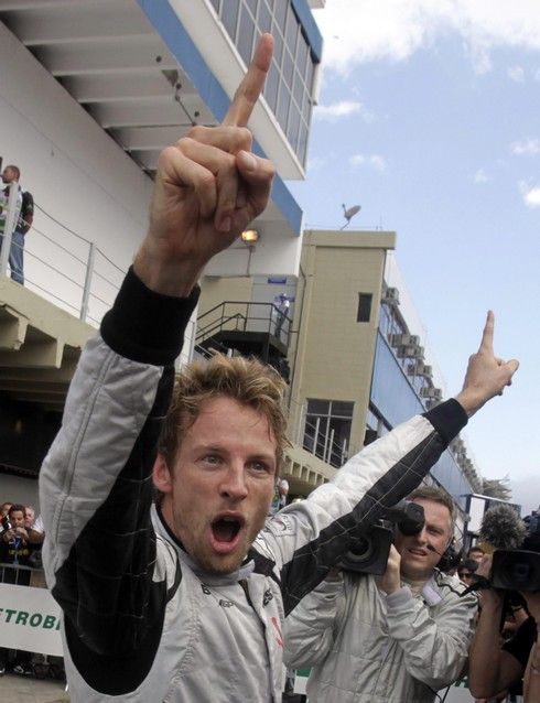Jenson Button v cíli | Foto: Sport