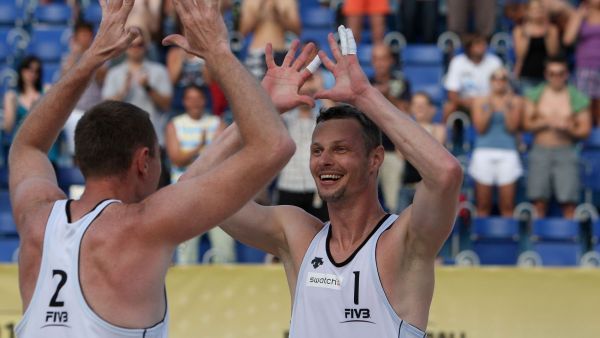 Přemysl Kubala (vpravo) a Petr Beneš se radují z postupu do dalšího kola na SP v Praze | Foto: fivb.org