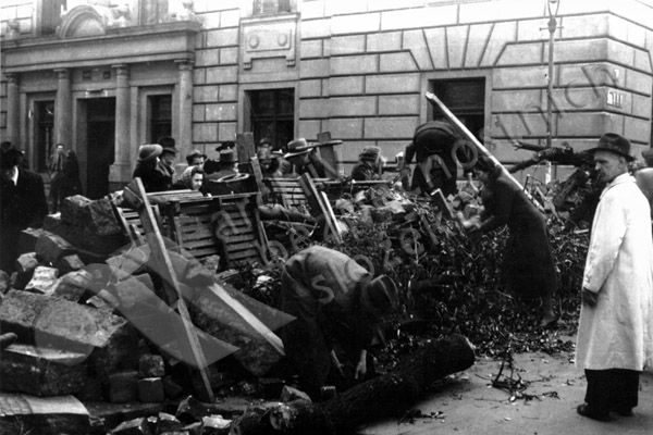 Další z barikád je připravena na německý útok | Foto: Archiv bezpečnostních složek