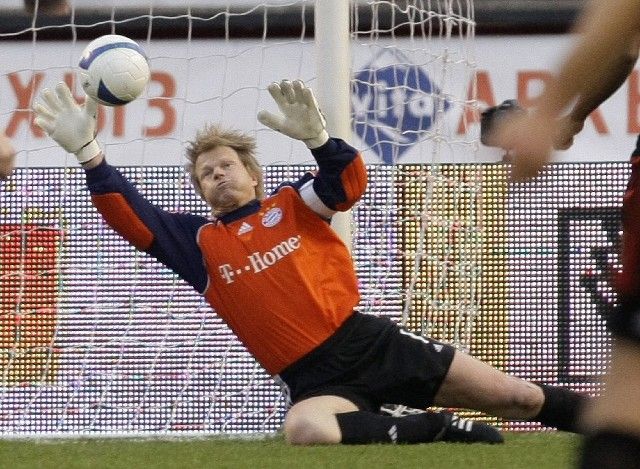 Oliver Kahn nedosáhl ani na střelu Konstantina Žirjanova. | Foto: Reuters