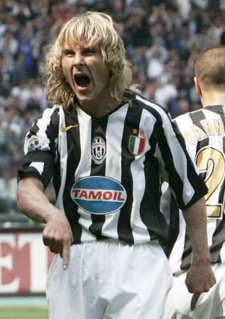 Pavel Nedvěd z Juventusu se raduje ze svého gólu proti Palermu. | Foto: Reuters