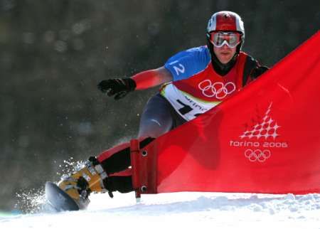 Švýcarský snowboardista Simon Schoch vyhrál olympijský paralelní slalom. | Foto: Reuters