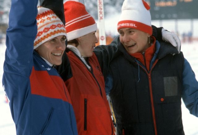 Československá štafeta 4x5 km získala v Sarajevu stříbrnou medaili. Na snímku skončení závodu zleva Květa Jeriová,Gabriela Svobodová a Blanka Paulů. | Foto: ČTK