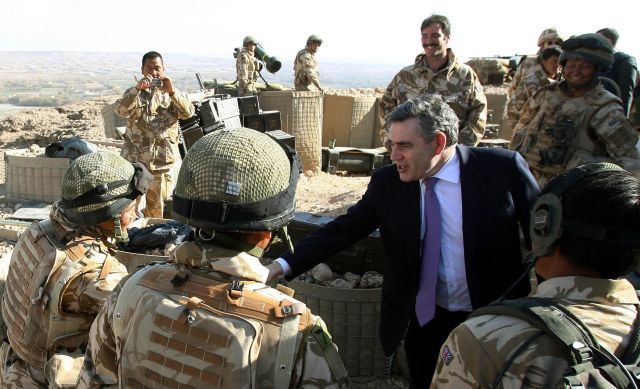 Gordon Brown na návštěvě britských vojáků v Músa Kala na jihu Afghánistánu. V tomto regionu jsou boje s Talibanem na denním pořádku. | Foto: Reuters