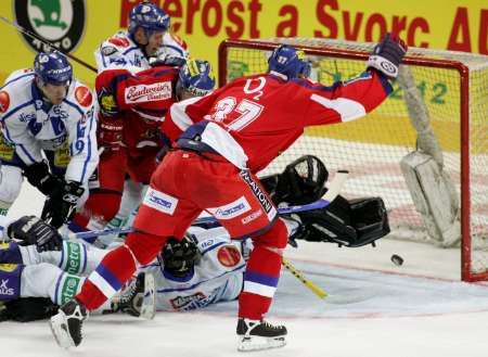 Český reprezentant Petr Sýkora (vpředu) slaví gól v utkání Euro Hockey Tour proti Finsku v Liberci | Foto: Reuters