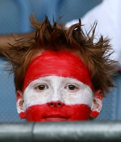 A young Austrian national soccer team supporter is seen during the international friendly soccer match against Malta in Graz May 30, 2008. Picture taken May 30, 2008. (EURO 2008 Preview) REUTERS/Robert Zolles (AUSTRIA) | Foto: Reuters