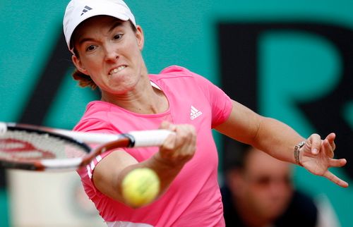 Belgická tenistka Justine Heninová dobyla pařížský Rolland Garros. Na antuce hladce přehrála v rozhodujícím utkání Srbku Anu Ivanovičovou 6:1 a 6:2.  | Foto: Reuters