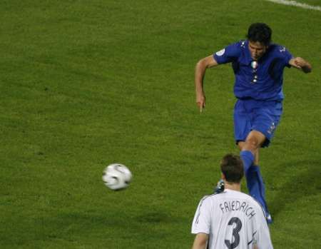 Fabio Grosso (v modrém) dává první gól Itálie v semifinále MS s Německem. | Foto: Reuters