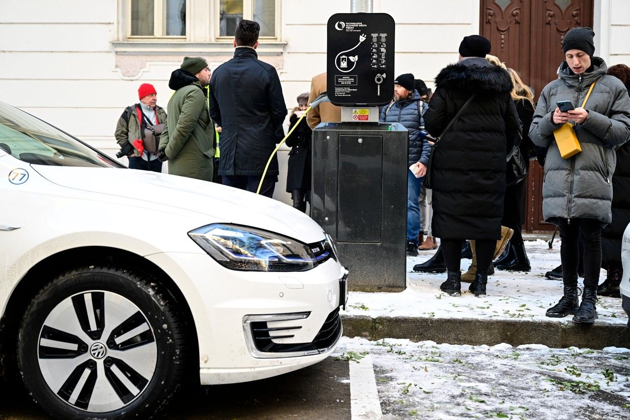 Chargeurs pour voitures électriques attachés aux travaux d’éclairage public à Prague