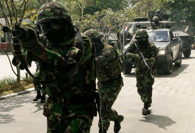 Na stejném místě indonéští vojáci o den později trénovali i proti teroristům. Banda Aceh 17. října. | Foto: Reuters