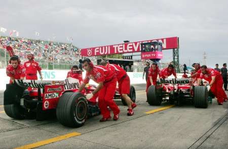 Ferrari Michaela Schumachera (vpravo) a Felipe Massy při tréninku na GP Japonska formule jedna. | Foto: Reuters