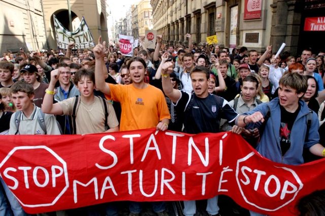 Studenti právě míří na Karlův most. | Foto: Aktuálně.cz, Ludvík Hradílek