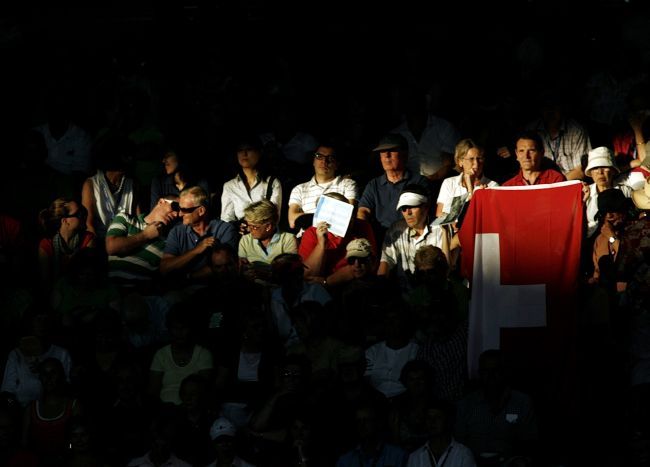 Federerův fanoušek mává švýcarskou vlajkou. Melbourne, Austrálie | Foto: Reuters