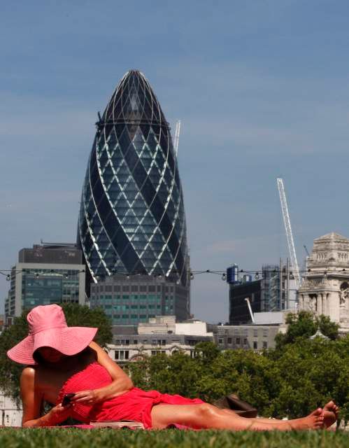 Žena opalující se na South Bank v centru Londýna, 19. srpna 2009. | Foto: Reuters