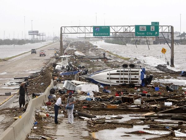 Hurikán Ike udeřil na americkou pevninu u texaského města Galveston | Foto: Reuters