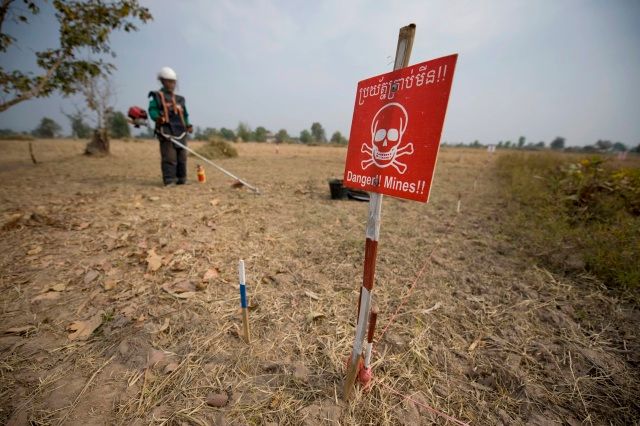 Kambodžské hranice zaminovali Vietnamci i Rudí Khmérové. Miliony aktivních min si zde každý rok vyžádají stovky obětí | Foto: Reuters