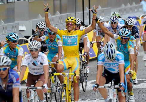 Contador dojel v klidu uprostřed pelotonu. | Foto: Reuters