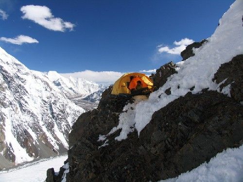 Čeští horolezci ve druhém výškovém táboře na K2. | Foto: www.romanlangr.cz