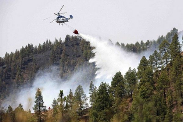 Používání helikoptér je kvůli vysokým teplotám a větru komplikované. Španělská ministryně životního prostředí proto přislíbila nasazení většího počtu hasících letadel. | Foto: Reuters