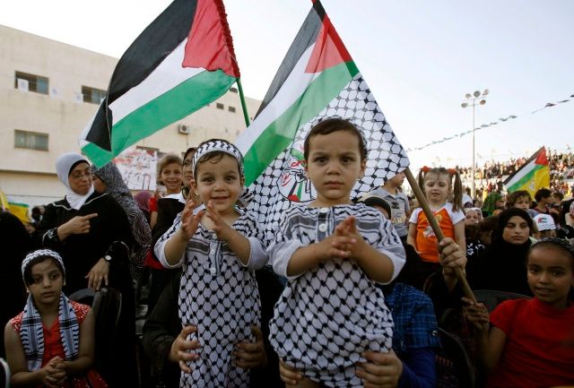 Palestinské děti na demonstraci Fatahu v Kalkilíje v červenci. | Foto: Reuters