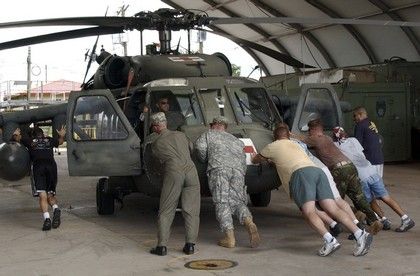 Armáda chrání drahé stroje. Helikoptéry uklízí do hangárů. | Foto: Reuters