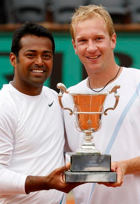 Leander Paes a Lukáš Dlouhý s trofejí z French Open | Foto: Reuters