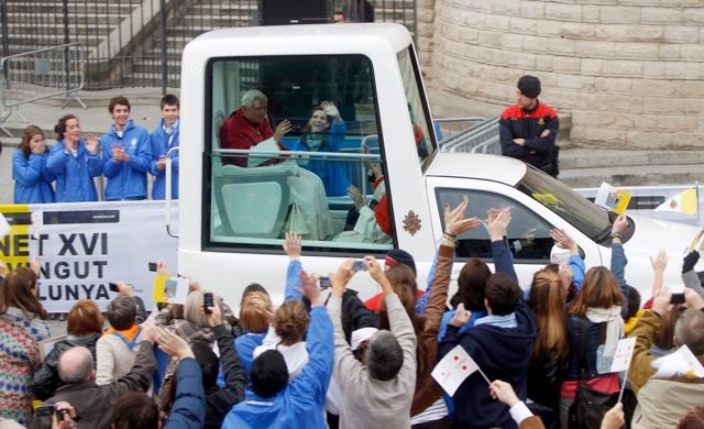 Benedikt XVI. přijíždí k bazilice ve svém papamobilu. | Foto: Reuters