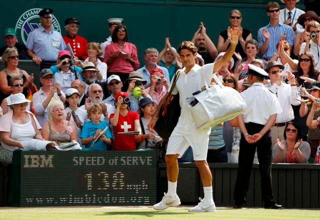 Sám se poprvé od roku 2002 nepodívá na Wimbledonu do finále... | Foto: Reuters