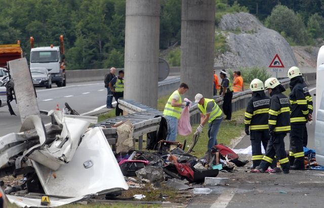 Trosky autobsuu, v němž v osbotu ráno zahynulo několik lidí. | Foto: ČTK/AP