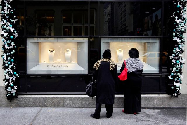 Výzdoba zachvátila i výkladní skříně luxusního obchodu Bergdorf Goodman v New Yorku. | Foto: Reuters