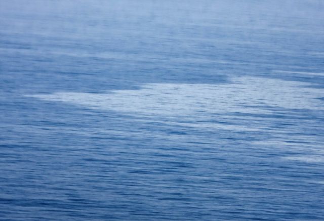 Olejová skvrna na hladině oceánu v místě, kam se zřítily trosky letadla Air France. | Foto: Reuters