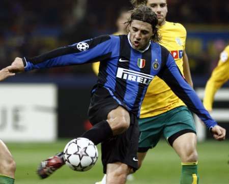 Hernan Crespo z Interu Milán se napřahuje, aby dal gól do sítě Sportingu Lisabon. | Foto: Reuters