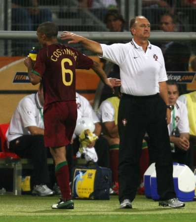 Kouč portugalského týmu Felipe Scolari (vpravo) poklepává po zádech právě vyloučeného Costinhu. | Foto: Reuters