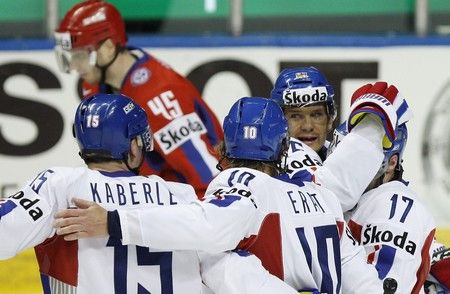 Eliáš právě využil krásné kombinace první pětky a vyrovnal na 1:1. Spoluhráči mu gratulují. | Foto: Reuters