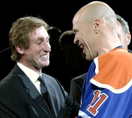 Kouč Phoenixu Coyotes Wayne Gretzky (vlevo) a Mark Messier při slavnostním ceremoniálu na počest Messiera v Edmontonu. | Foto: Reuters