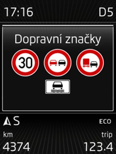 Stejnou kameru využívá i systém pro rozpoznávání dopravních značek. Vyhodnocuje značky pro omezení rychlosti a zákaz předjíždění včetně doplňkových tabulek. Značky se pak zobrazí na displeji na přístrojové desce nebo na navigaci. | Foto: Škoda-Auto