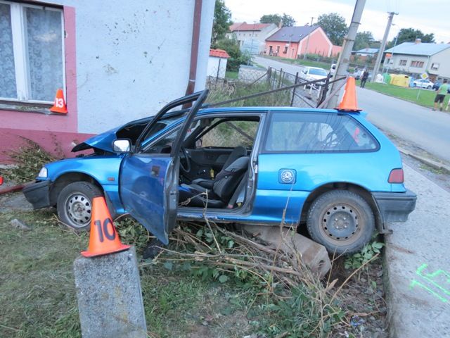 Auto poté, co srazilo chodkyni, ještě narazilo do fasády rodinného domu. Šofér těžce zraněné ženě neposkytl pomoc a z místa nehody utekl. | Foto: Aktuálně.cz