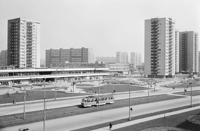 V 60. letech a za normalizace na sídlištích pracovali městští architekti, stavaři a urbanisté, kteří bytové domy zasazovali do zelené krajiny a budovali k nim hlavní silnice a infrastrukturu městské hromadné dopravy. | Foto: ČTK