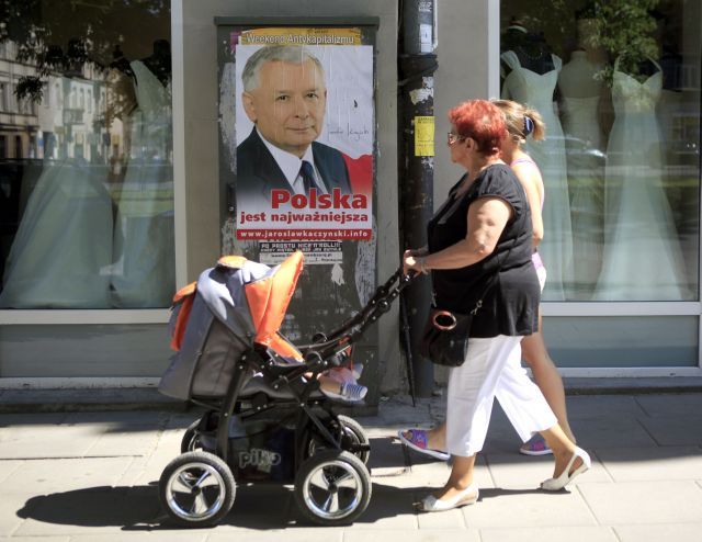 Plakát s Jaroslawem Kaczyńským ve Varšavě. | Foto: Reuters