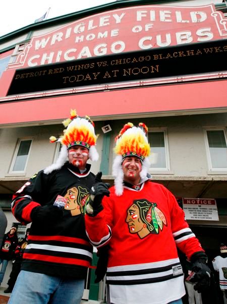 Fanoušci Chicaga pózují před dějištěm NHL Winter Classic v chicagském Wrigley Field. | Foto: Václav Rojík