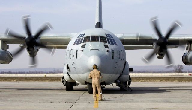 Letadlo Hercules-130 používané k přepravě vojáků a vojenského materiálu na základně Manas v Kyrgyzstánu | Foto: Reuters