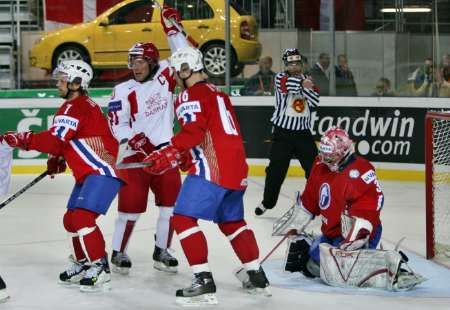 Dánský kapitán Bo Nordby-Andersen se raduje z gólu v zápase proti Norsku. | Foto: Reuters