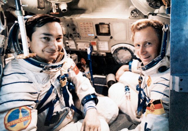 Sigmund Jähn z NDR (vpravo) se sovětským velitelem letu Sojuzu 31 Valerijem Fjodorovičem Bykovským. | Foto: ČTK