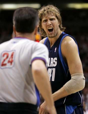 Hráč Dallasu Mavericks Dirk Nowitzki se rozčiluje nad rozhodnutím sudího Mikea Callahana ve třetím zápase finále Západní konference NBA na hřišti Phoenix Suns. | Foto: Reuters