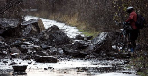 Místo závalu se nachází v neobývané oblasti zhruba 150 metrů od posledních domků v obci Malá Chuchle | Foto: AZprávy