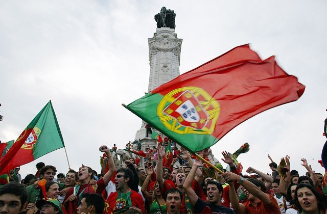 Portugalci oslavují vítězství nad Anglií v Gelsenkirchenu. | Foto: Nacho Doce