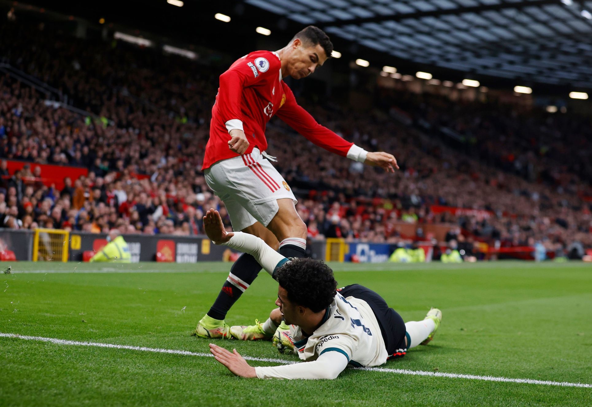 A shameful debacle at Old Trafford: Ronaldo kicked his opponent in the crotch, Sir Alex suffered