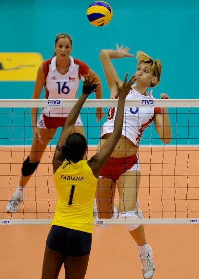 Kristýna Pastulová smečuje přes Brazilku Fabianu | Foto: fivb.org