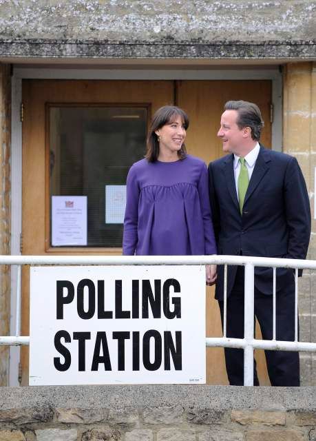 "Tak co, koho jsi zvolila?" - David Cameron s chotí. | Foto: Reuters